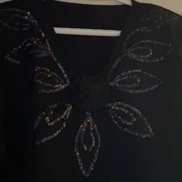 Beautiful Black Flower Embellished Sweater Size L - Picture 2 of 4